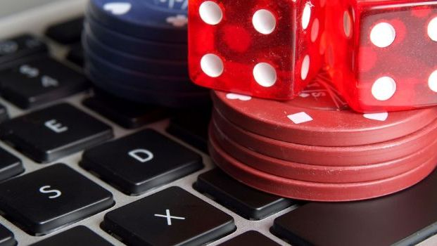 Mann spielt Online Casino