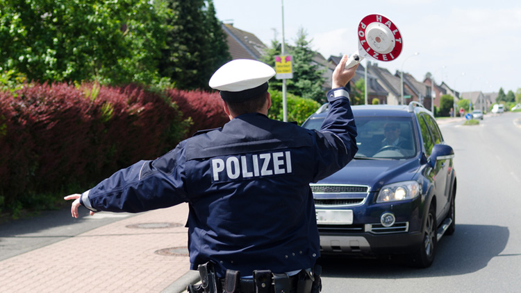 Polizeikontrolle: Rechte und Pflichten, wenn man von der Polizei angehalten wird.