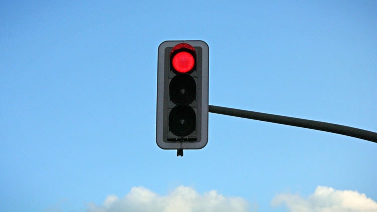 Rote Ampel überfahren: Was droht Ihnen bei einem Rotlichtverstoß?