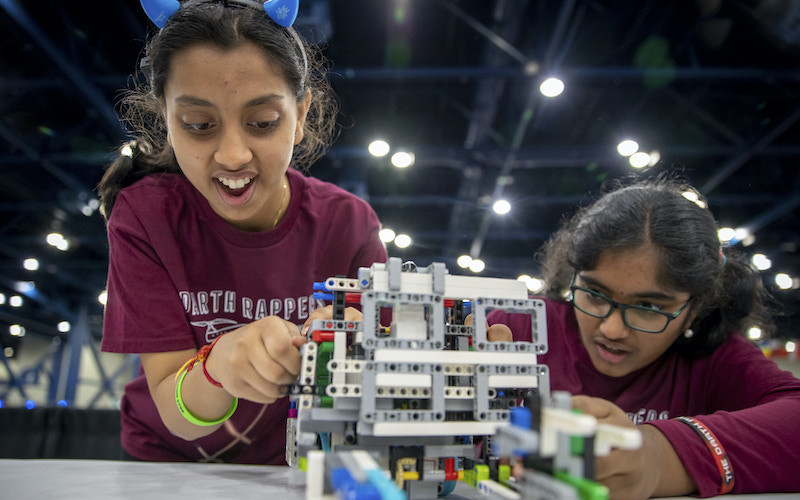 Students building robots