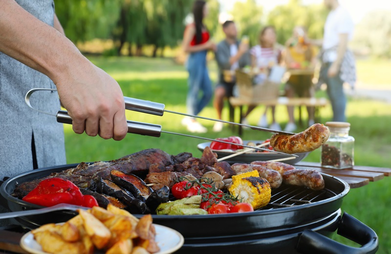 Diverses Fleisch und Gemüse werden gegrillt.